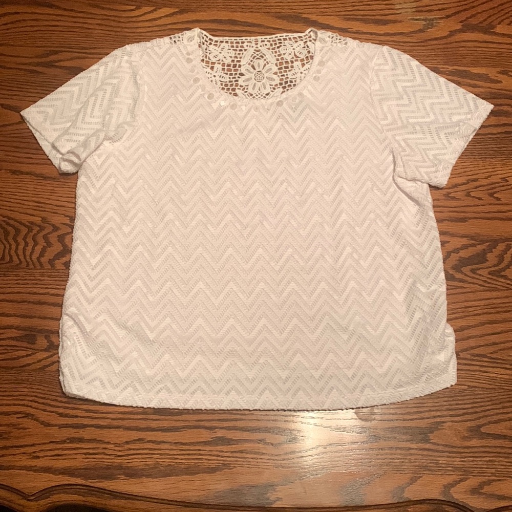 Alfred Dunner white lacy top. Size Petite M.